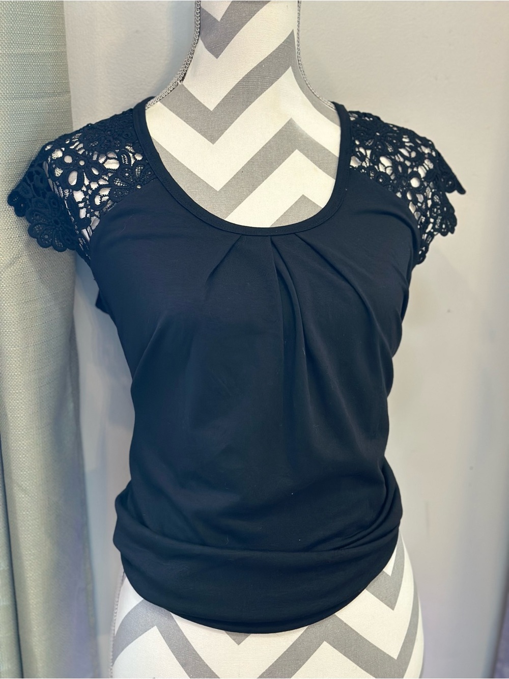 Black Crochet Lace Sleeve Top Women’s Size Medium